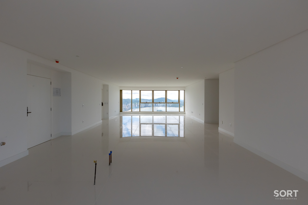 Apartamento no Edifício Yachthouse andar alto em Balneário Camboriú