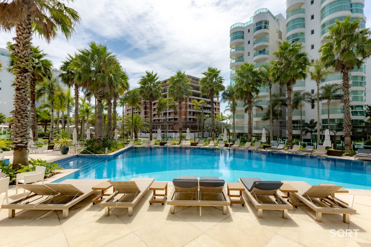 Piscina apartamento-no-edificio-brava-beach-mobiliado-e-decorado
