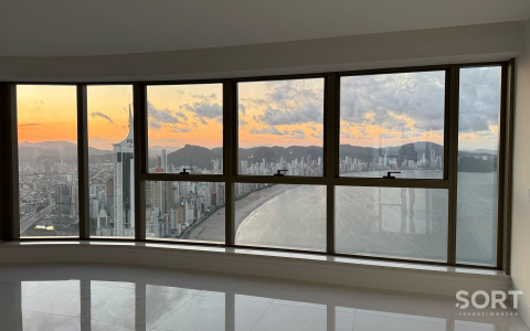 Vista da salaApartamento no Edifício Yachthouse by Pininfarina mobiliado