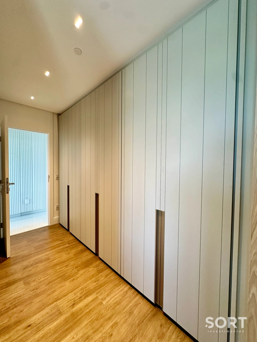Closet Apartamento no Edifício Yachthouse by Pinifarina em Balneário Camboriú