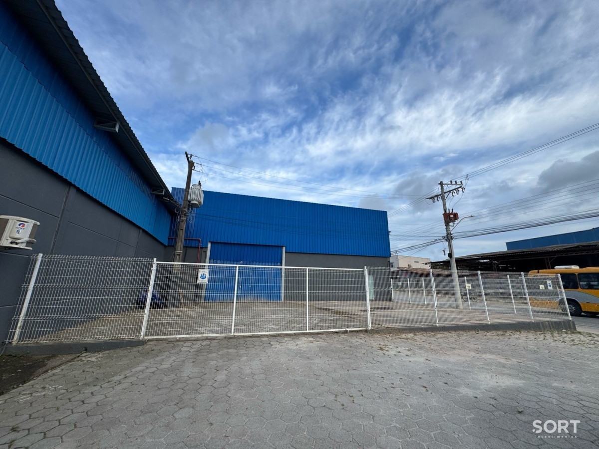 Galpão para locação com 750m² em Itaipava