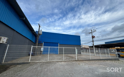 Galpão para locação com 750m² em Itaipava