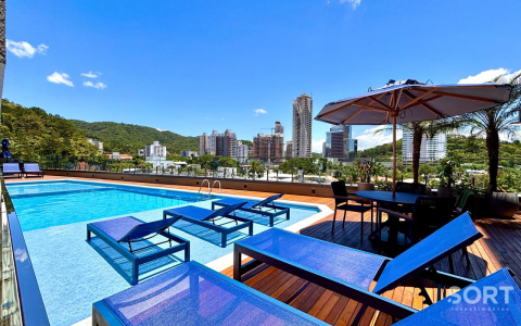Piscina Apartamento à Venda no Edifício Portal da Brava na Torre Amores
