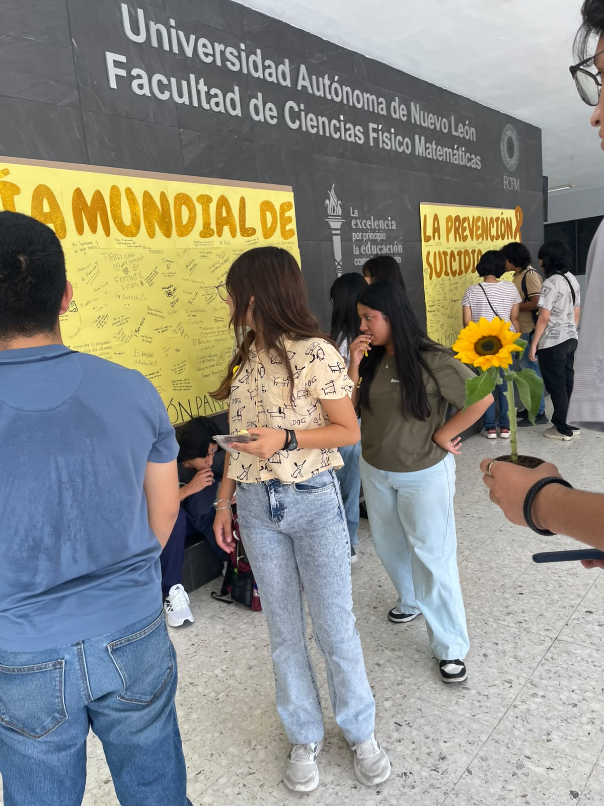 Entrega de lazos por el Día Mundial para la Prevención del Suicidio