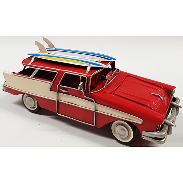 מכונית סטיישן רטרו אדומה שני גלשנים