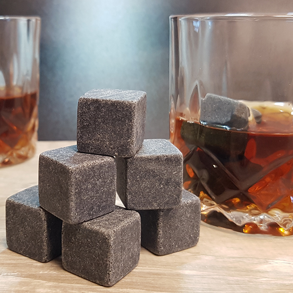 מארז מתנה ויסקי הכולל 2 כוסות ו-8 אבני קרח בקופסת עץ מהודרת - תמונה 5