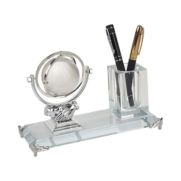 מעמד קריסטל גלובוס על לחיצת יד עם כוס לעטים