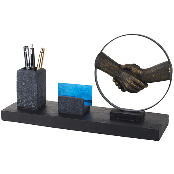 מעמד שולחני אומנותי "יד לוחצת יד" מבית פסלי היוקרה "GRACIA GALLERY"