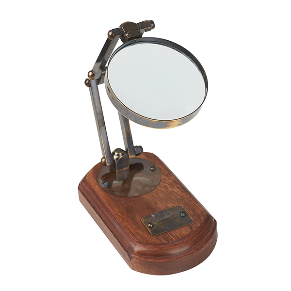 זכוכית מגדלת על זרוע נחושת מתקפלת על בסיס עץ