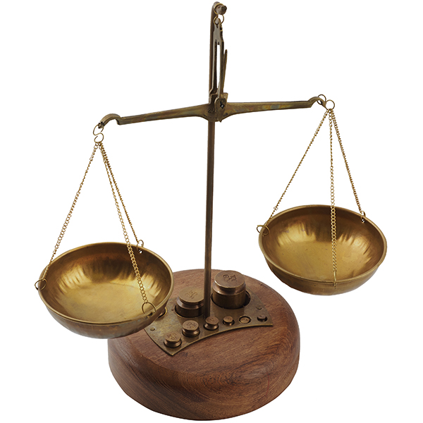 מאזניים מנחושת כולל 9 משקולות קטנות