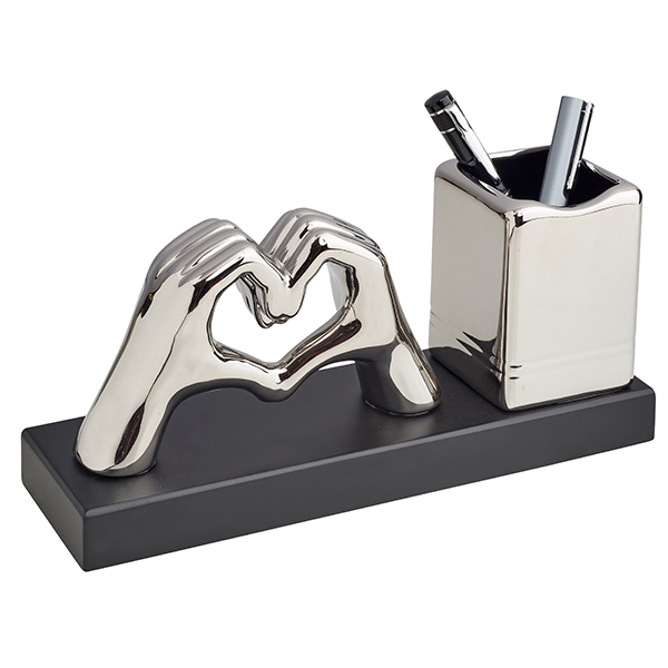 "ידיים יוצרות לב" מעמד שולחני עם כוס לעטים