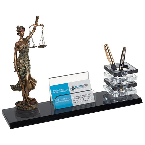 מעמד קריסטל "אלת הצדק" עם כוס לעטים ומעמד לכרטיסי ביקור