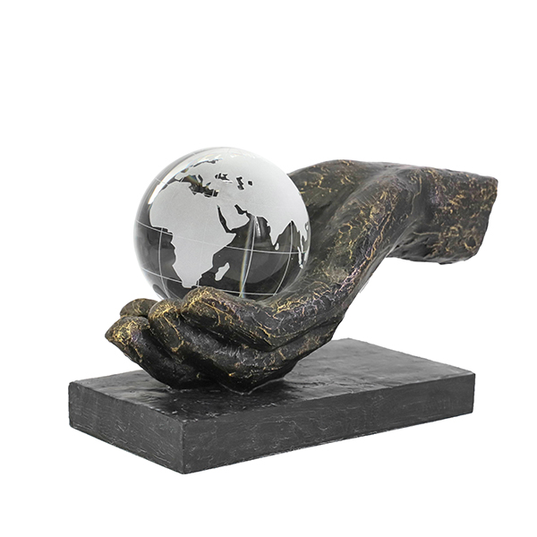 פסל אומנותי "כל העולם בכף ידך" מבית פסלי היוקרה GRACIA GALLERY