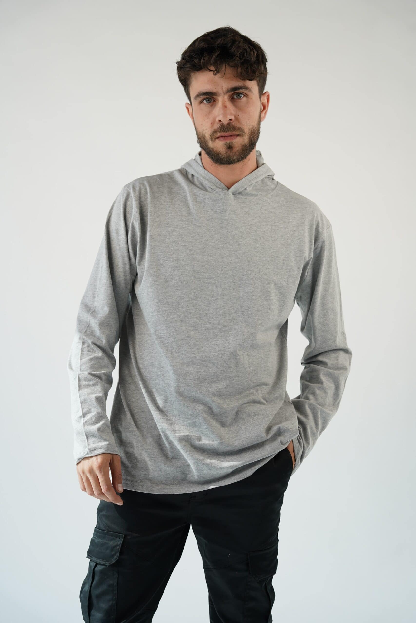 חולצת טריקו שרוול ארוך עם כובע