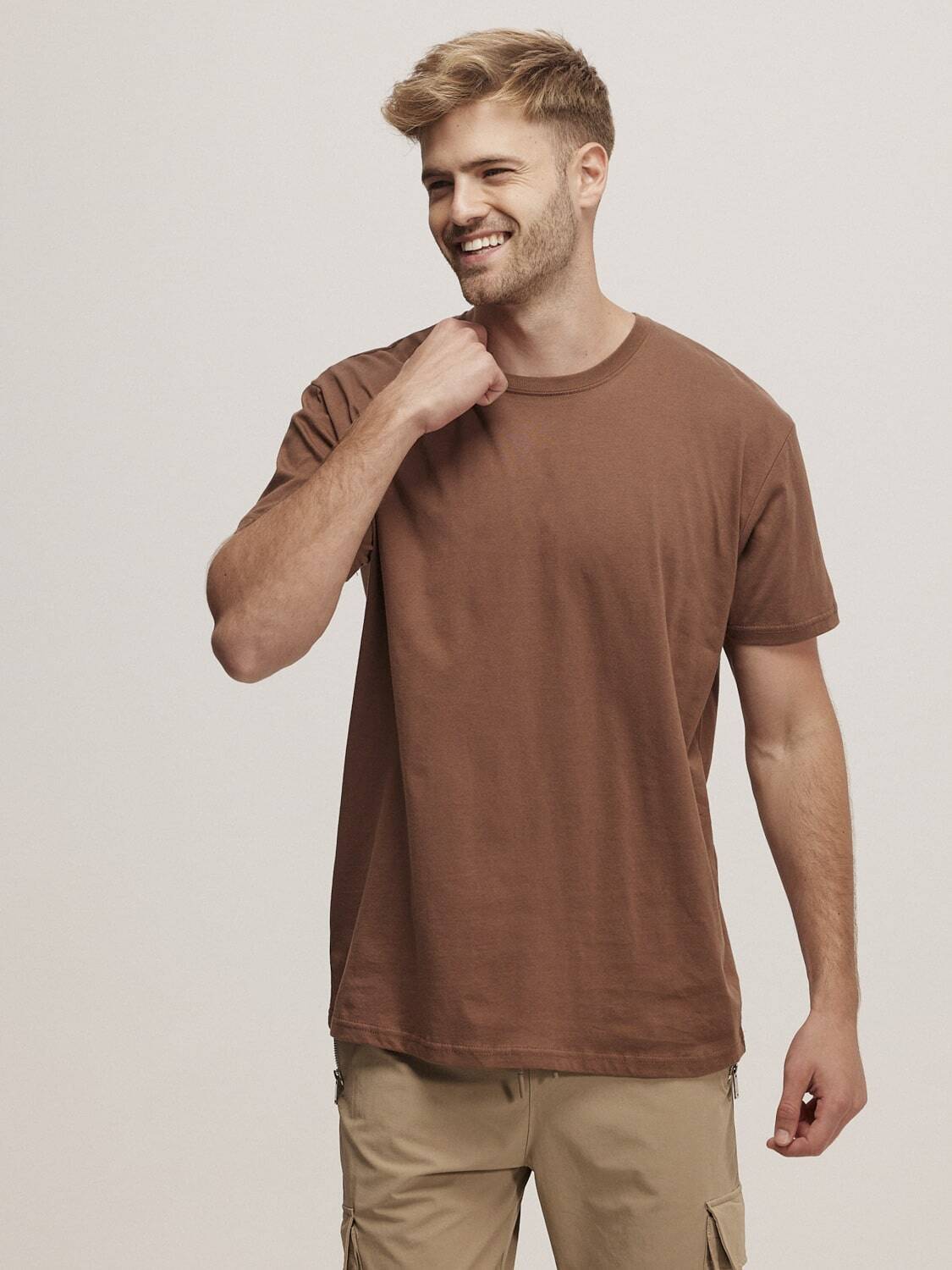 חולצת טריקו גבר צווארון עגול שרוול קצר