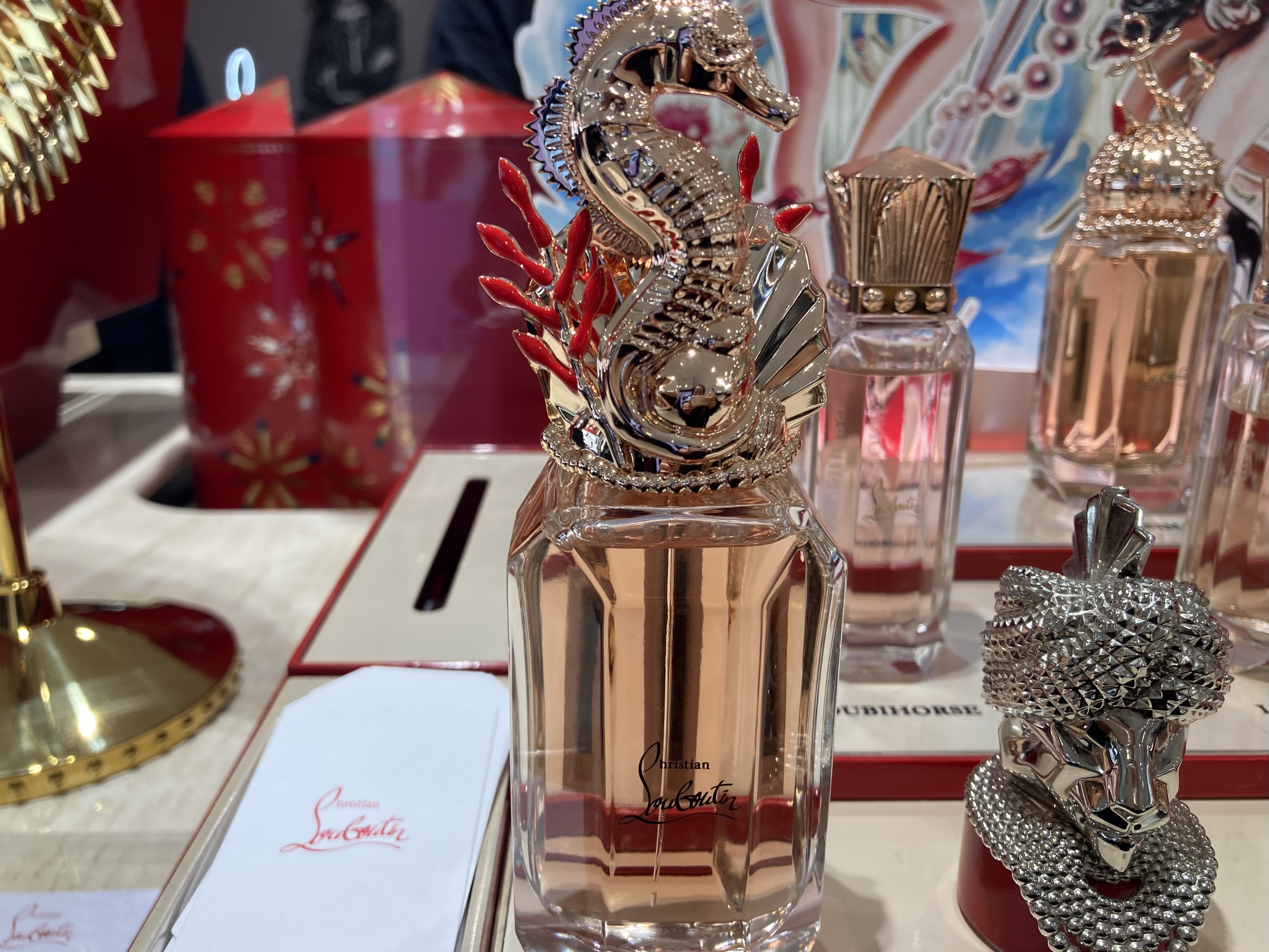 クリスチャン ルブタンから“海の旅へといざなう”香り「ルビホース(Loubi Horse)」が登場!/『クリスチャン ルブタン(Christian Louboutin)』