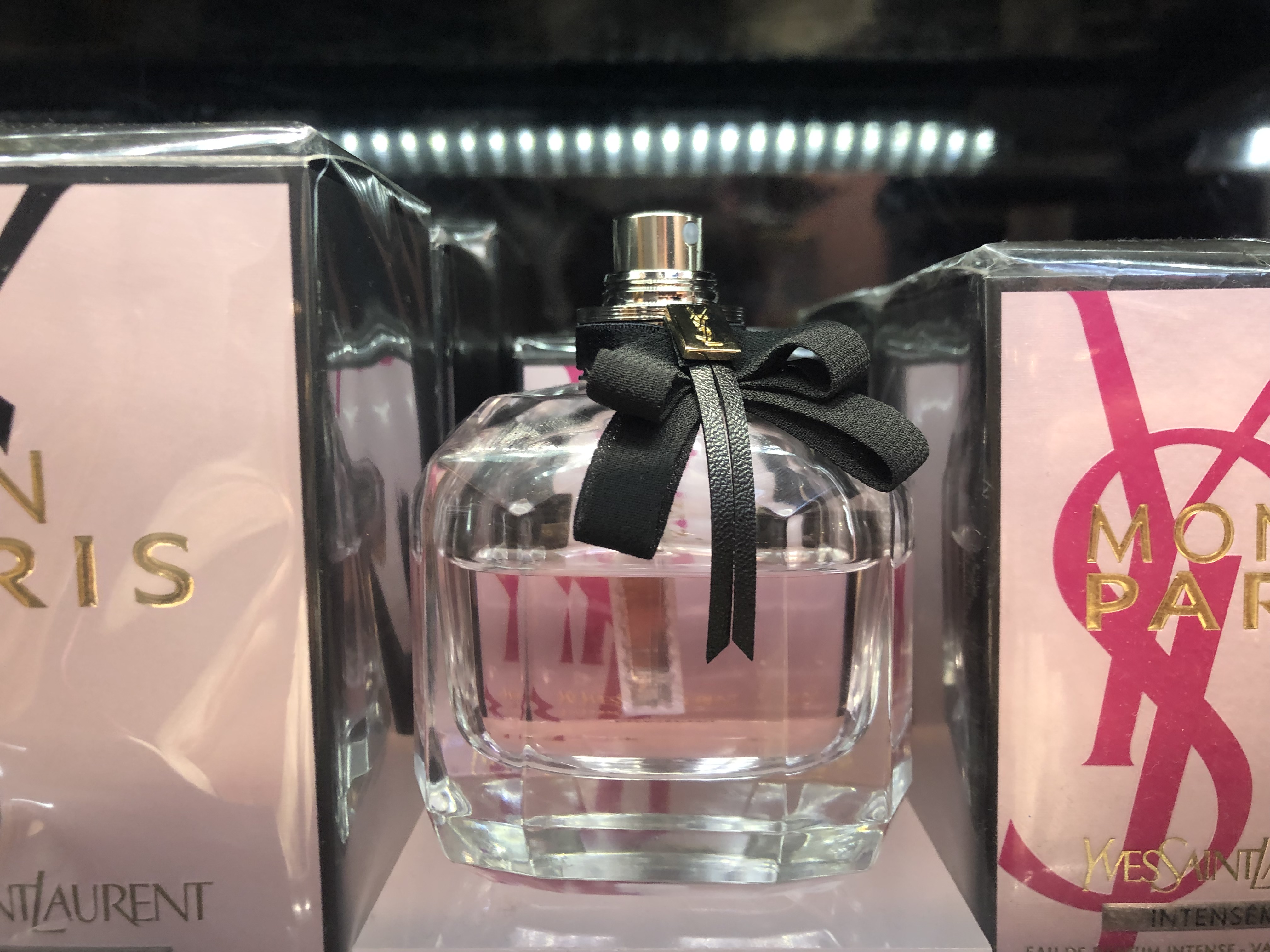 恋とはリボンを解くこと。「MON PARIS(モン パリ)」に込められた『YSL(イヴ サンローラン)』のフェミニティ