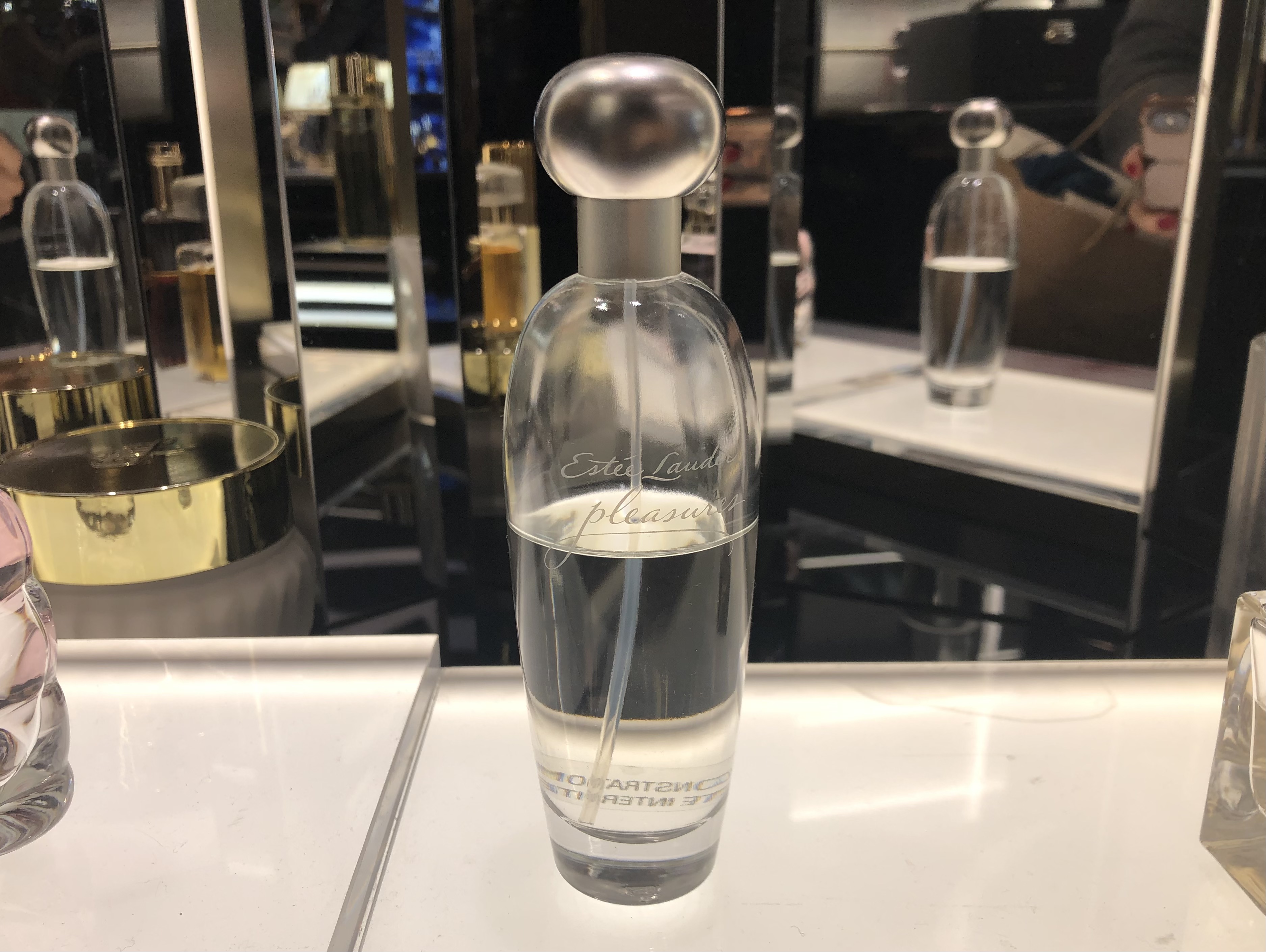 春の雨に洗われたばかりの花々をイメージ「Preasures(プレジャーズ)」/『Estee Lauder(エスティ ローダー)』
