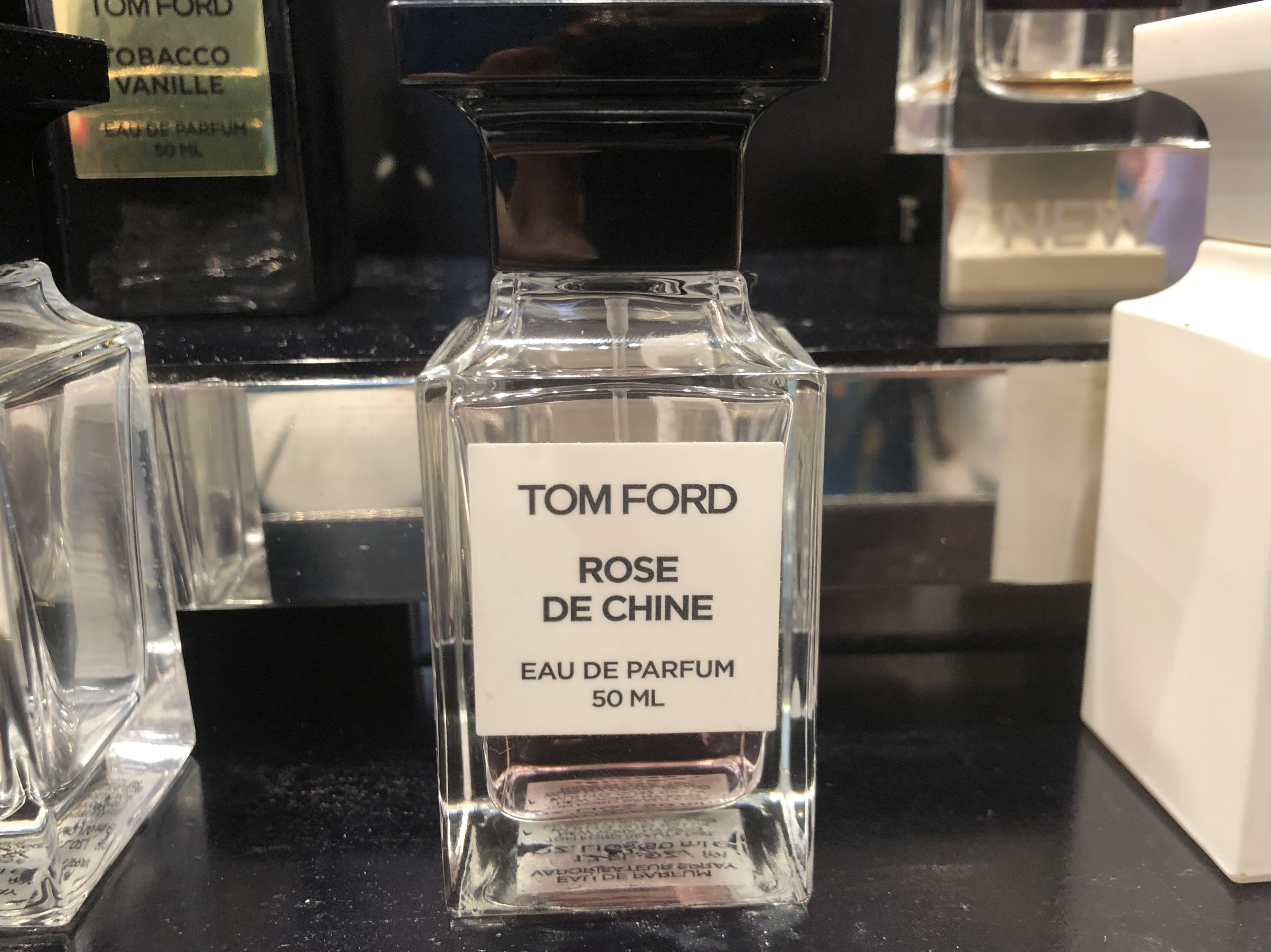 トムフォードの最新作。自由奔放で無邪気なバラを表す「ROSE DE CHINE(ローズ ド シーヌ)」