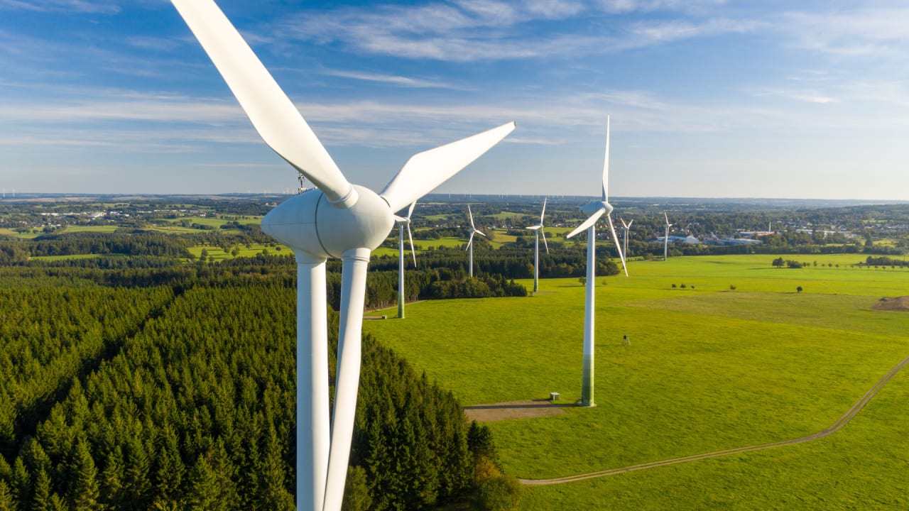 Informe GWEC. Latinoamérica instaló 60% menos turbinas eólicas en 2025 con Vestas, Goldwind y Nordex liderando ventas