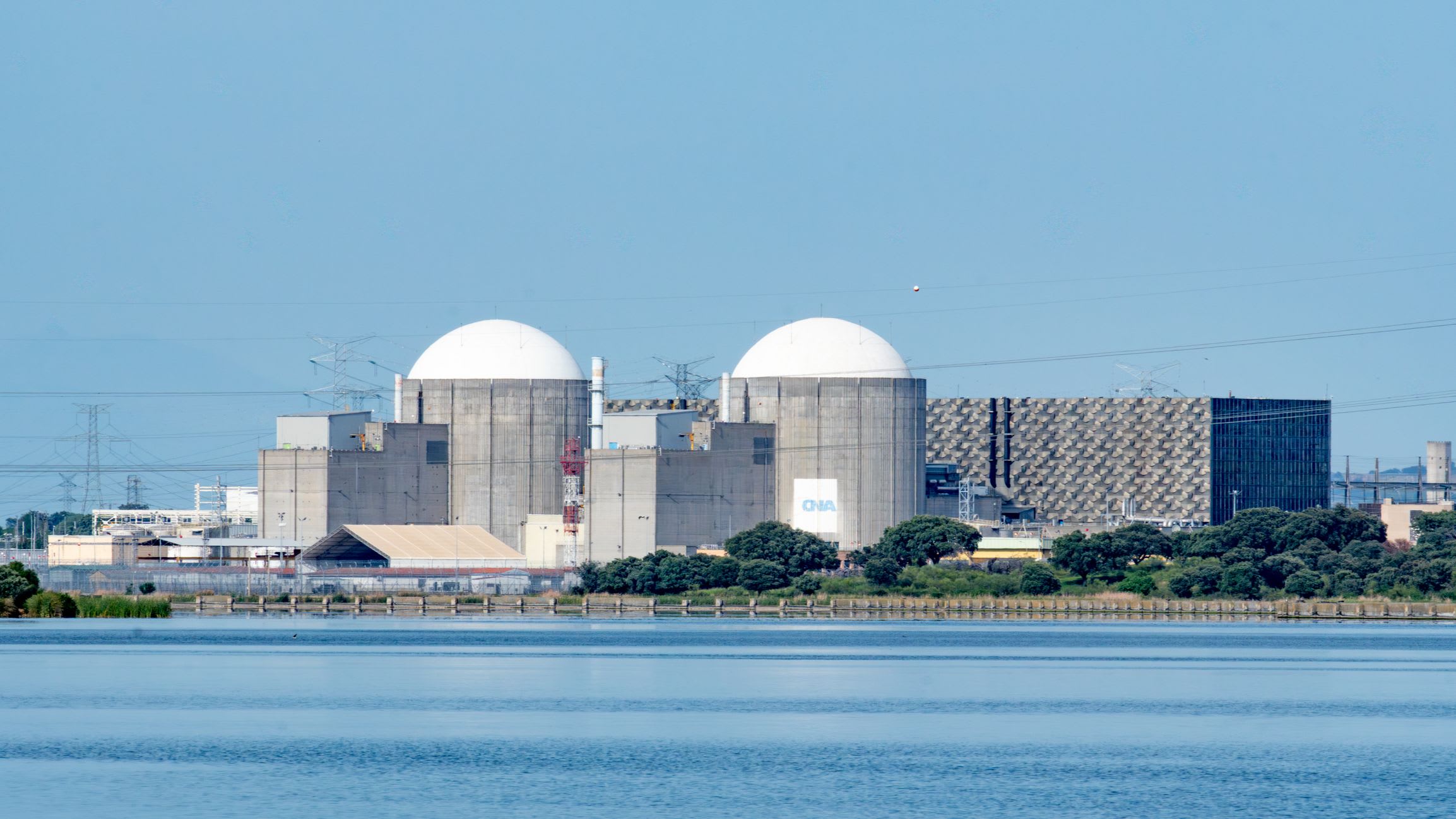 España extiende la central nuclear de Almaraz hasta 2030: Aurora prevé un 40% más de vertidos renovables
