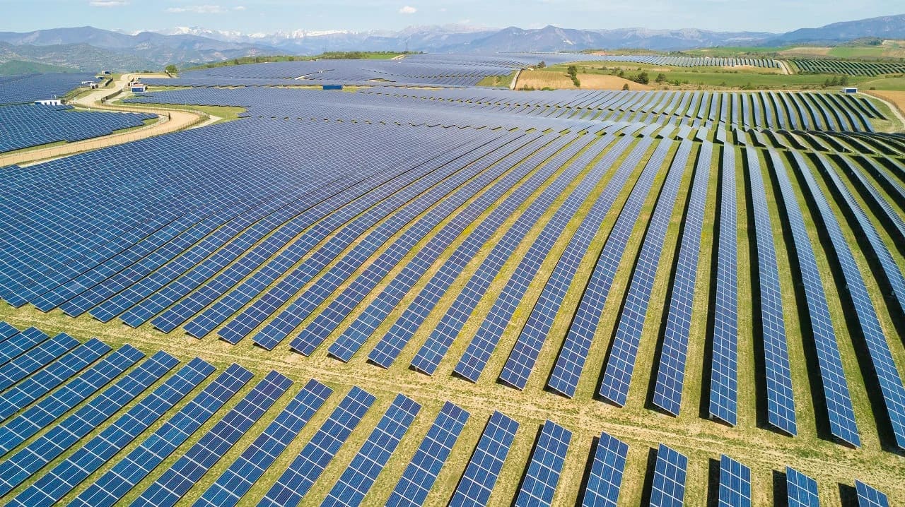 El tercer mayor generador solar del mundo vierte 4,2% de su producción en sólo dos meses