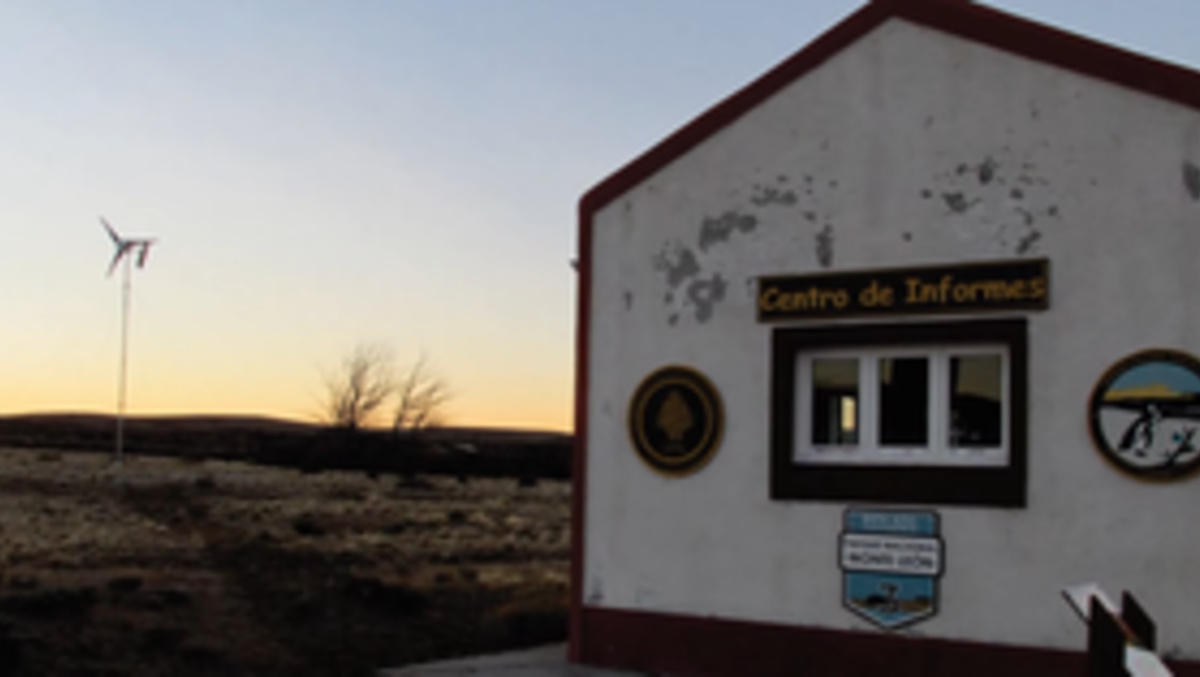 La Administración de Parques Nacionales instaló molinos eólicos en distintos parques nacionales patagónicos, como el de Monte León, en Santa Cruz (foto)