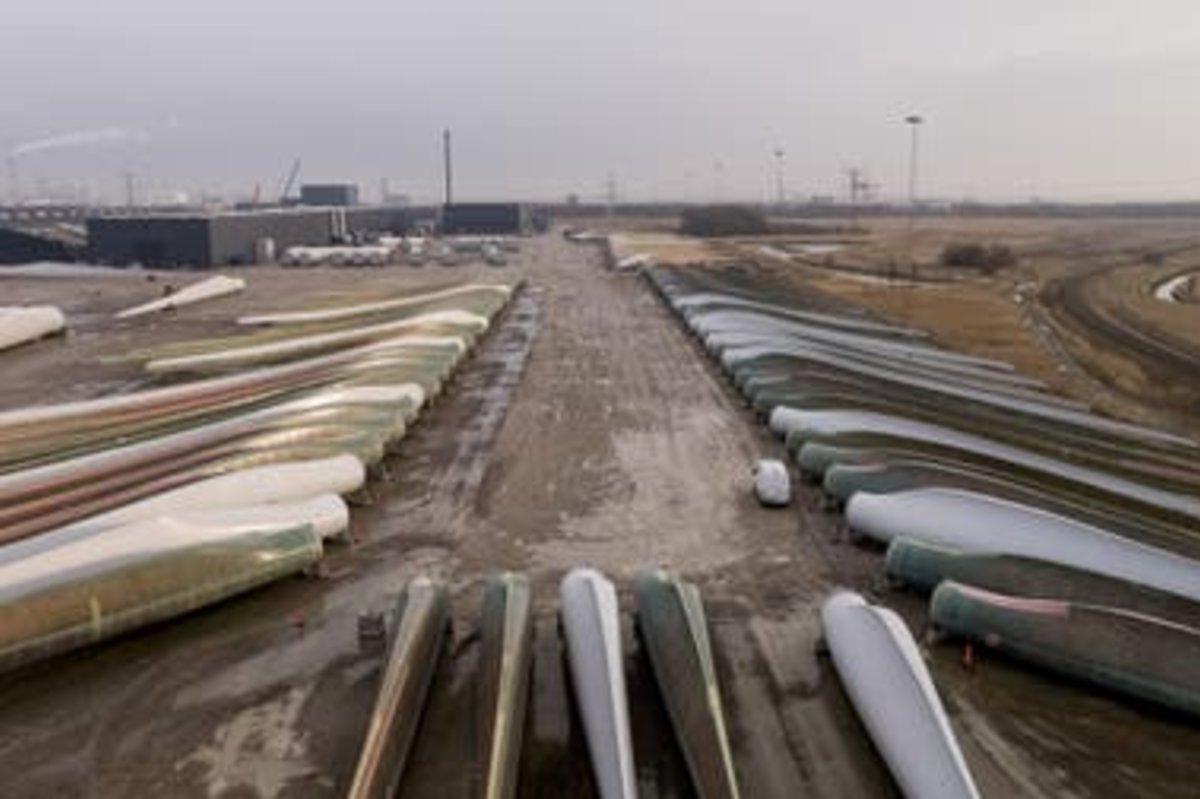 En la fábrica Siemens Gamesa, ubicada en Brande, Dinamarca, trabajan casi 1300 personas y armar una sola pala puede llevar hasta tres días