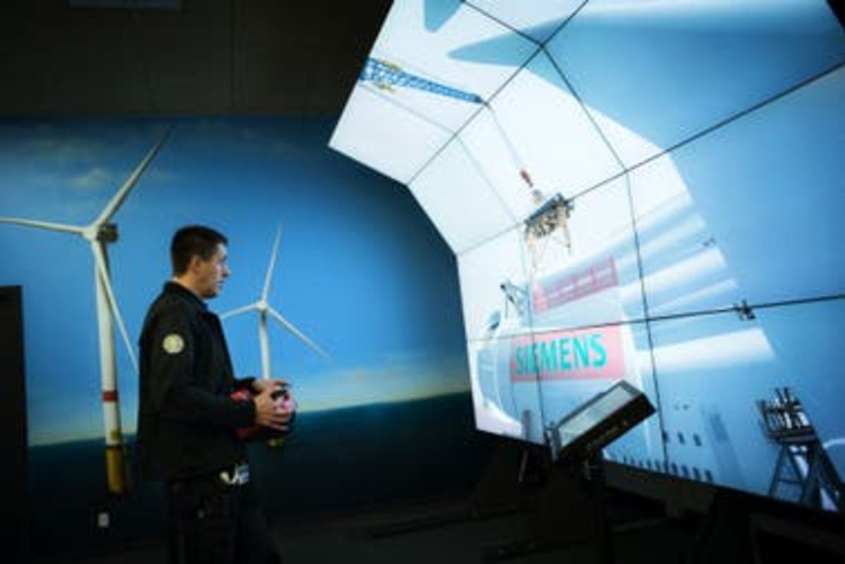 Los empleados manejan consolas desde donde pueden supervisar parques eólicos en todo el mundo.</p><p>Cuando se apaga un aerogenerador, pueden reiniciarlo electrónicamente sin necesidad de enviar a un equipo de mantenimiento