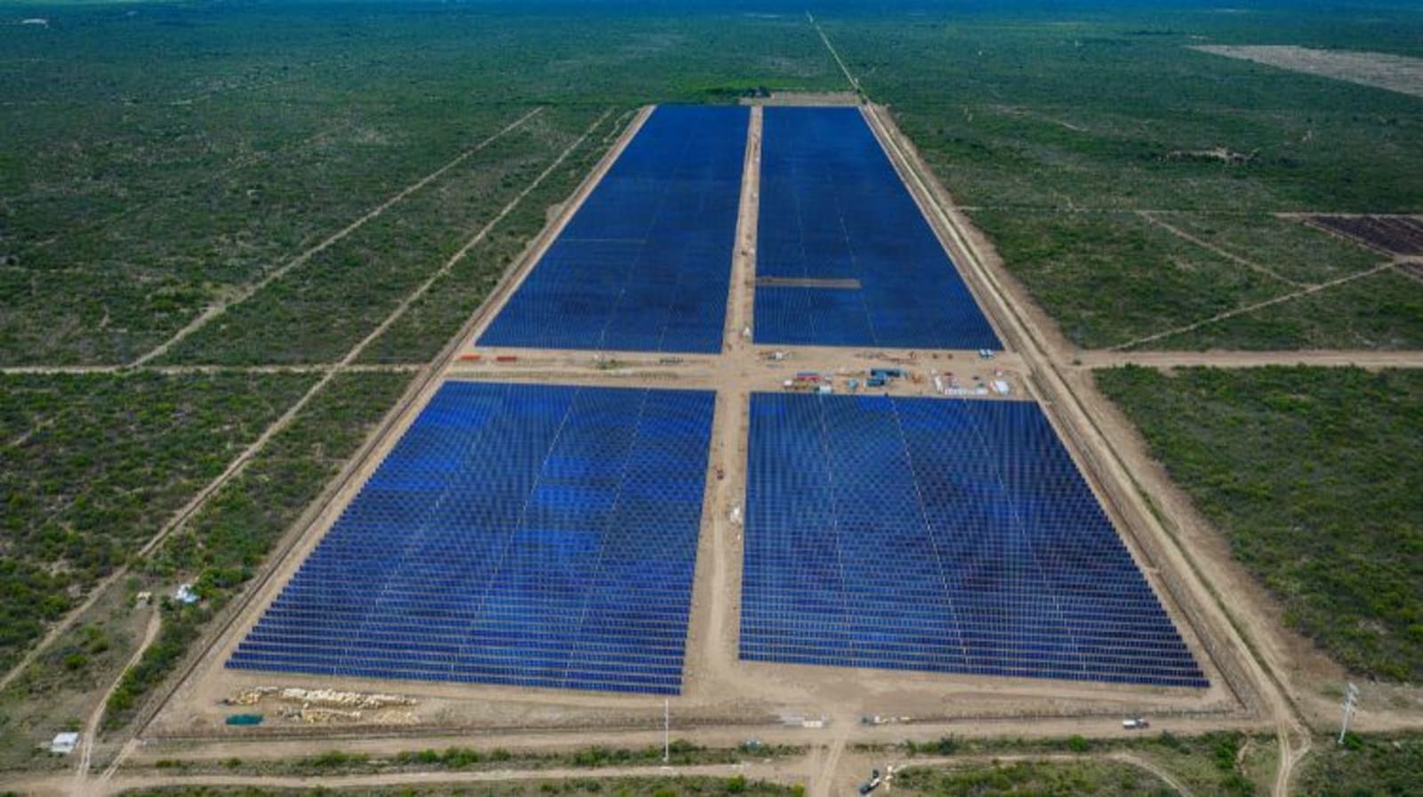 AISA Group, a través de su empresa Calicanto Solar, completó la instalación de los 80.640 paneles solares y los 1.120 seguidores solares (trackers).