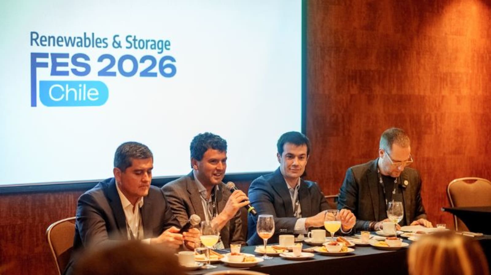 Francisco Danitz (Codelco), Ignacio Rodríguez (Desala) y Felipe Flores (Grupo Falabella) analizaron las perspectivas de la demanda eléctrica chilena