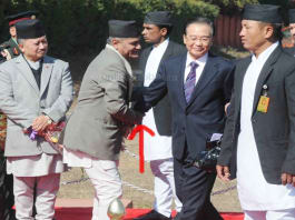 Nepali Official holding hands of Wen Jiabao inappropriately