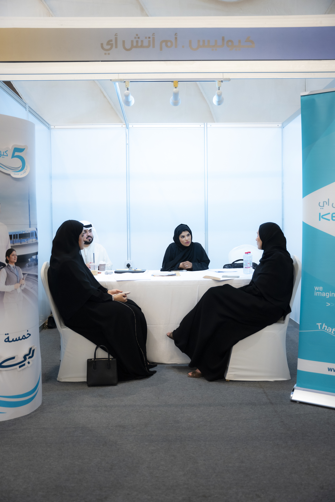 مشاركون في معرض فرصة للتوظيف في القطاع الخاص بعجمان