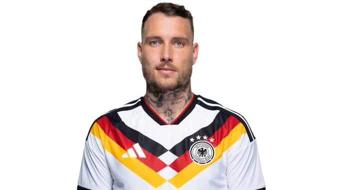 Liverpool Eye Shock Bundesliga Star to Replace Robertson