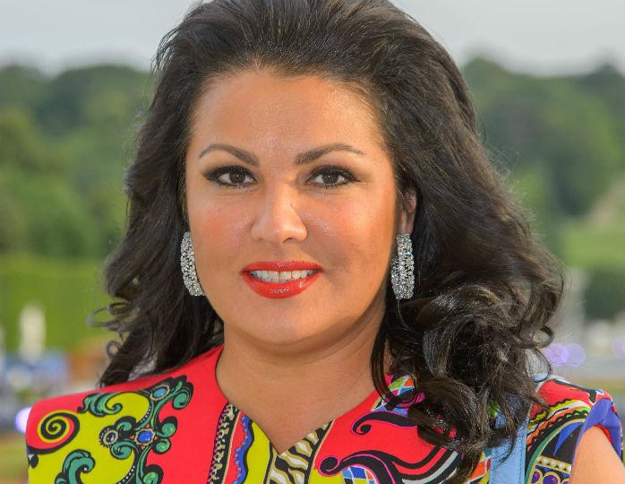 Анна Нетребко без макияжа и укладки предстала в домашней обстановке