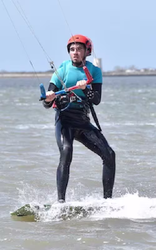 The Kitesurf course lasts 6 hours, including 1 hour of theory and 5 hours of water practice, typically divided into 2-3 lessons (custom formula for the weekend). The Kitesurf course lasts 6 hours, including 1 hour of theory and 5 hours of water practice, typically divided into 2-3 lessons (custom formula for the weekend).