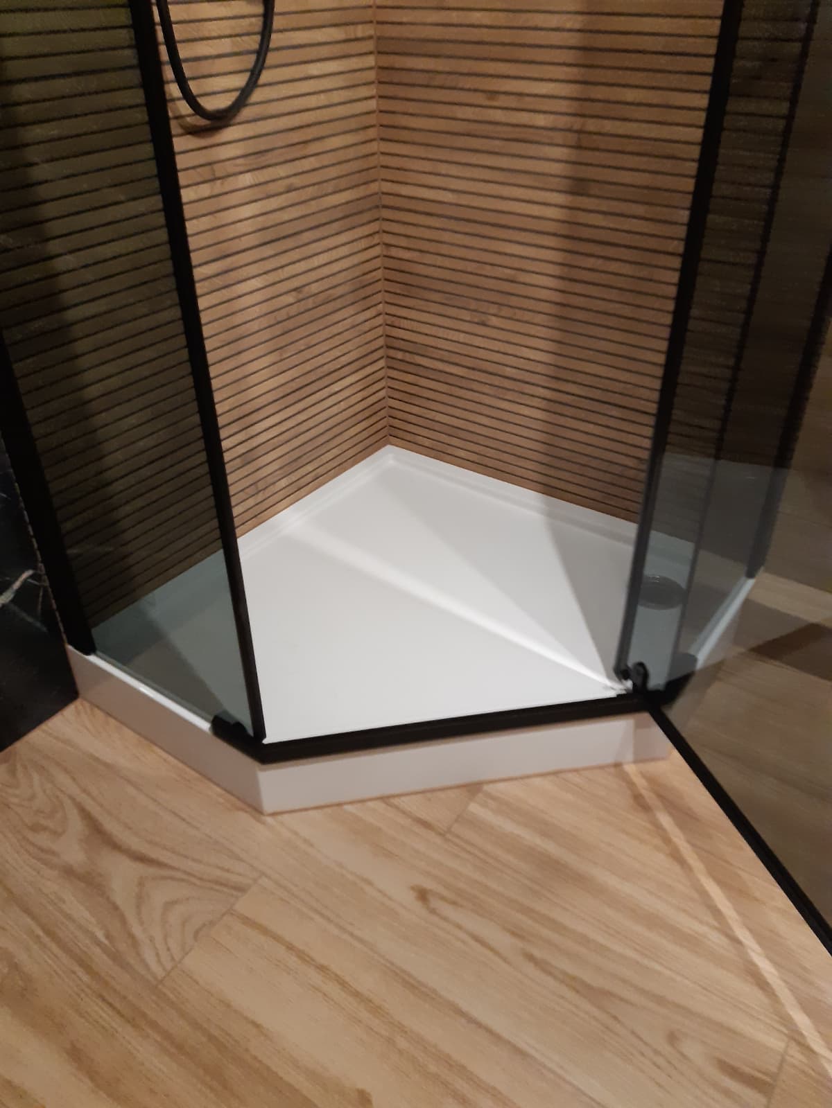 Wyremontowana łazienka z kabiną prysznicową w kamienicy — Śródmieście Wrocław