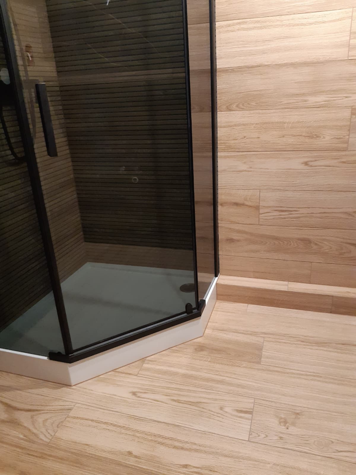 Detale wykończenia — jasne płytki z nowoczesną armaturą