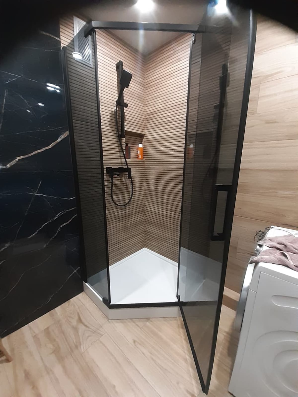 Funkcjonalny układ łazienki z maksymalnym wykorzystaniem przestrzeni