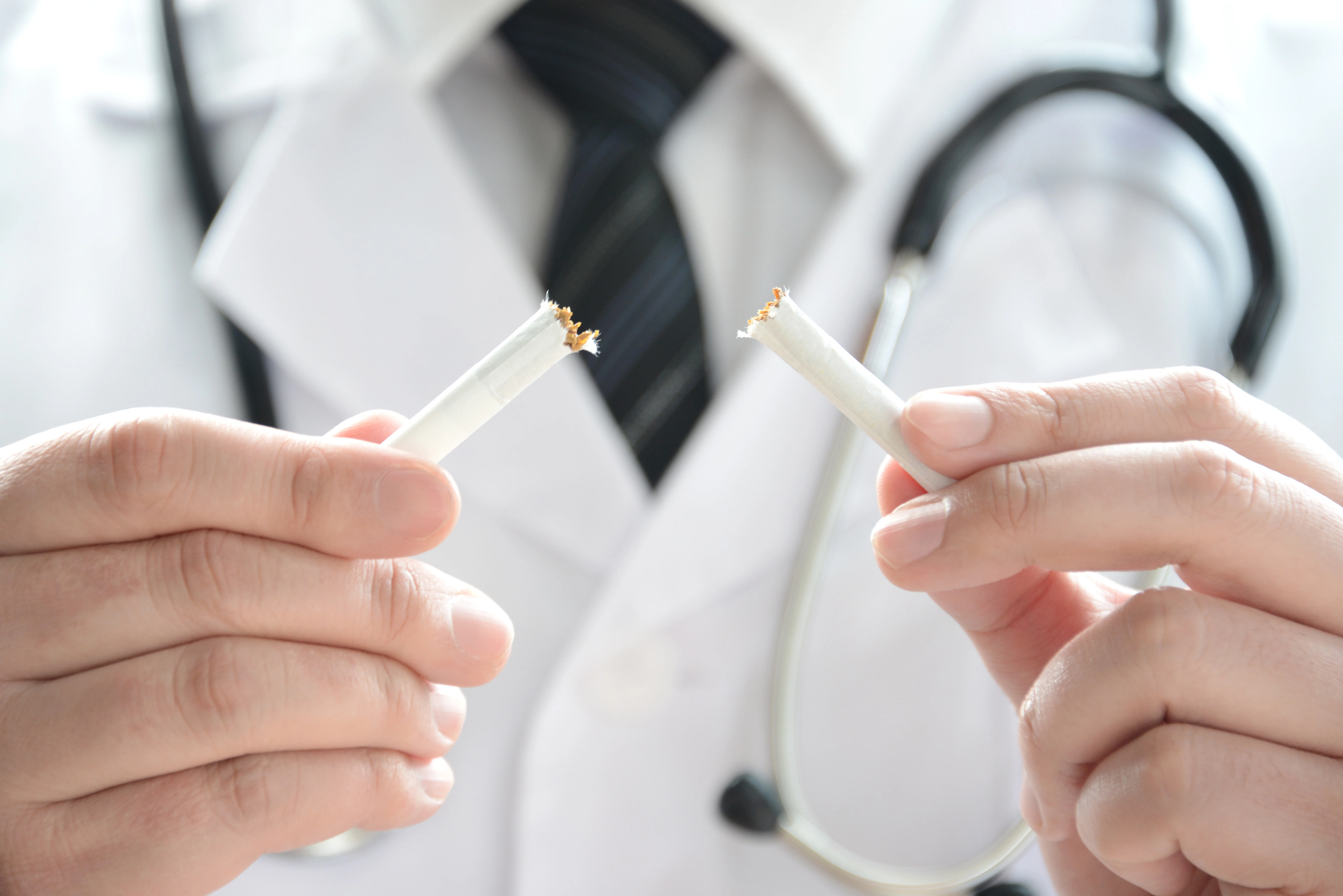 Поломанная сигарета. Зависимость от сигарет картинки. Сжатая сигарета. Медики курят. Обои на рабочий стол сигареты.