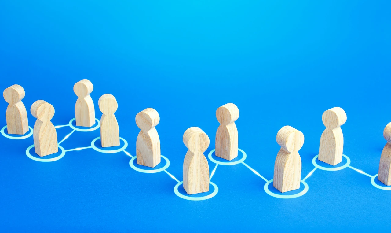 Om belangrijke medewerkers voor de lange termijn te binden aan de onderneming, kan gebruik gemaakt worden van aandelen gerelateerde beloningen.