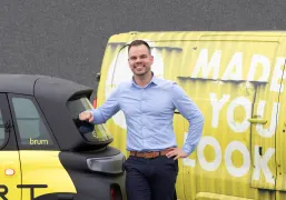 Mark Bos trok zijn vaders bedrijf uit het slop, bouwde het uit en verkocht via een pre-exit MotorKledingCenter.