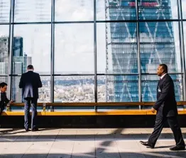 Op gebied van liquiditeitenbeheer, nauw contact met de belangrijkste debiteuren en crediteuren en niet in de laatste plaats met de financier.
