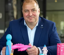 Oprichter Eric Idema verkocht een deel van zijn bedrijf EasyToys aan investeerder Waterland, om samen via een buy-and-build-strategie verder te groeien.