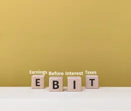 Het lijkt er soms op dat de lettertermen EBIT en EBITDA in het MKB vaak willekeurig worden gebruikt echter is er weldegelijk verschil. Lees verder op Brookz