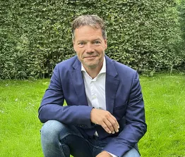 Marc Plomp werd aangesteld als algemeen directeur van DKAT, maar moest na zes weken al een verkooptraject opstarten.