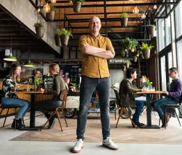 In 2022 verkocht oprichter Thijs Swinkels zijn keten Brownies&downieS aan Albron. ‘Ik blijf het vreemd vinden dat een deal zo lang moet duren.’