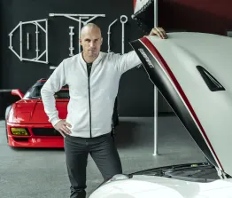 Na een geklapte deal moest Ronald Gosens weer met volle overgave aan zijn bedrijf Showoff Imports werken. 'Ik was mentaal al afscheid aan het nemen.'