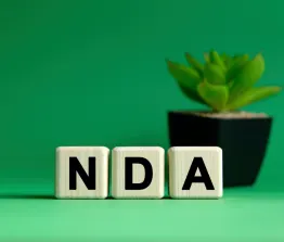 Een geheimhoudingsverklaring is een juridisch document dat wordt gebruikt om de vertrouwelijkheid van de informatie die wordt uitgewisseld te beschermen.