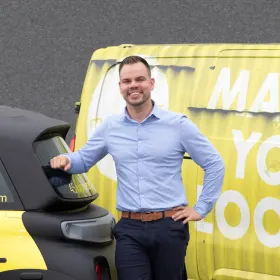 Mark Bos trok zijn vaders bedrijf uit het slop, bouwde het uit en verkocht via een pre-exit MotorKledingCenter.